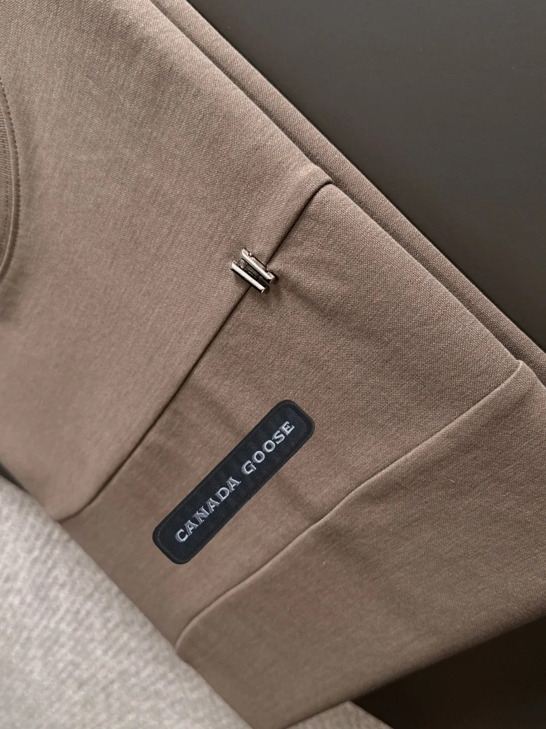 Next day delivery P300 High version CANADA GOOSE/Big Goose 25ss spring and summer new high-definition T-shirt Made with imported machines from Italy, truly the most luxurious and high-quality model that you can wear with your eyes closed. Heavy combed fabrics. High-strength and heavy-weight fabrics feel substantial when weighed. The upper body is more textured than ordinary T-shirts and is not easily deformed. This texture can cope with the weather, absorb sweat and breathable, and is suitable for both hot and cold conditions! Perfectly produced with reference to the original stitch and stitch! The loose fit design is super noble. Custom-woven signature ribbed collar, cuffs, and hem. Really rare and rare goods Size: M-XXXL